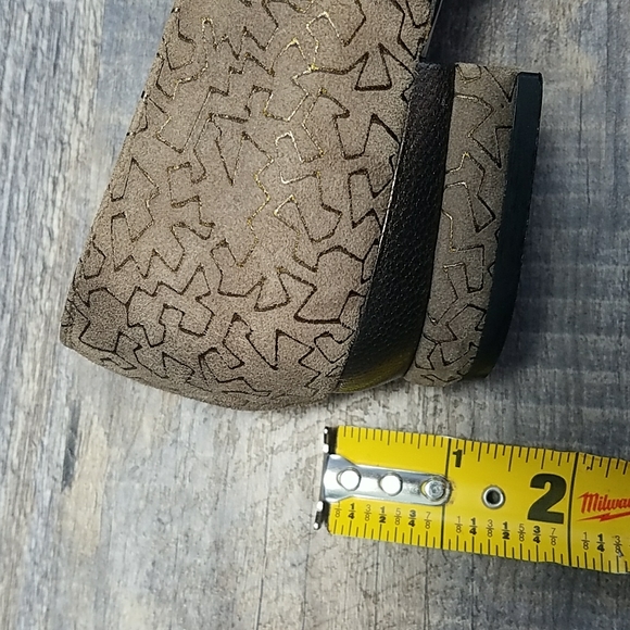 Salvatore FERRAGAMO Size 7 AA Tan Suede Leather Gold design Low Heel - Picture 11 of 16